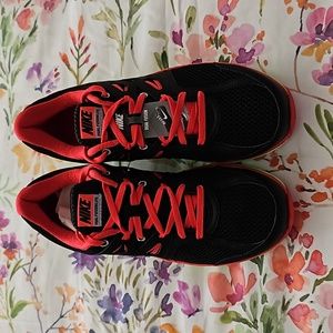 Brand New Women's Dual Fusionlite Nike Tennis Show. Women's size 8 1/2 med